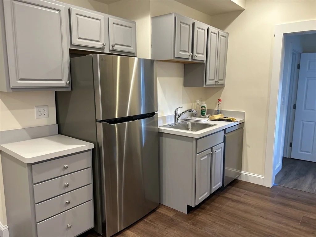 3 bed, 1 bath apartment for rent at 5 Quigley Ct Unit 5, Winchester — photo 2 of 14