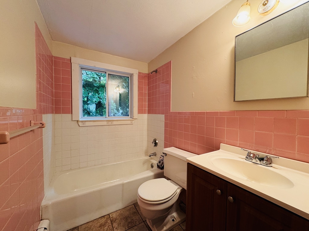 2 bed, 1 bath apartment for rent at 5 Rice Unit 3, Middleboro — photo 5 of 13