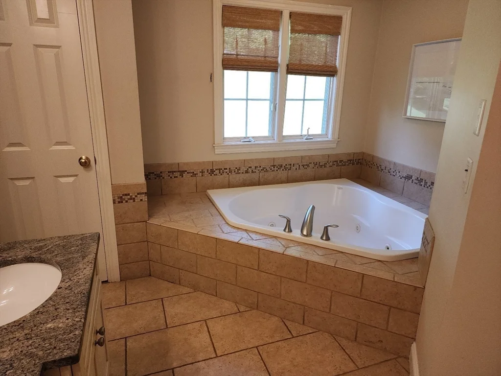 4 bed, 2 bath apartment for rent at 5 Robin Dr Unit 5, Grafton — photo 15 of 29
