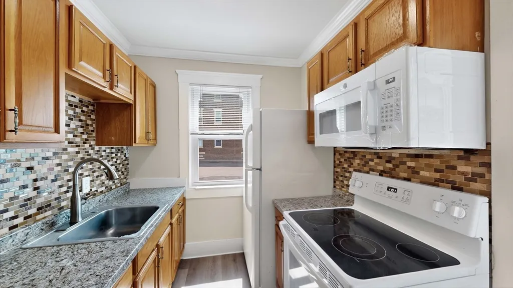 3 bed, 1 bath apartment for rent at 5 Ropes Unit 1, Salem — photo 3 of 7