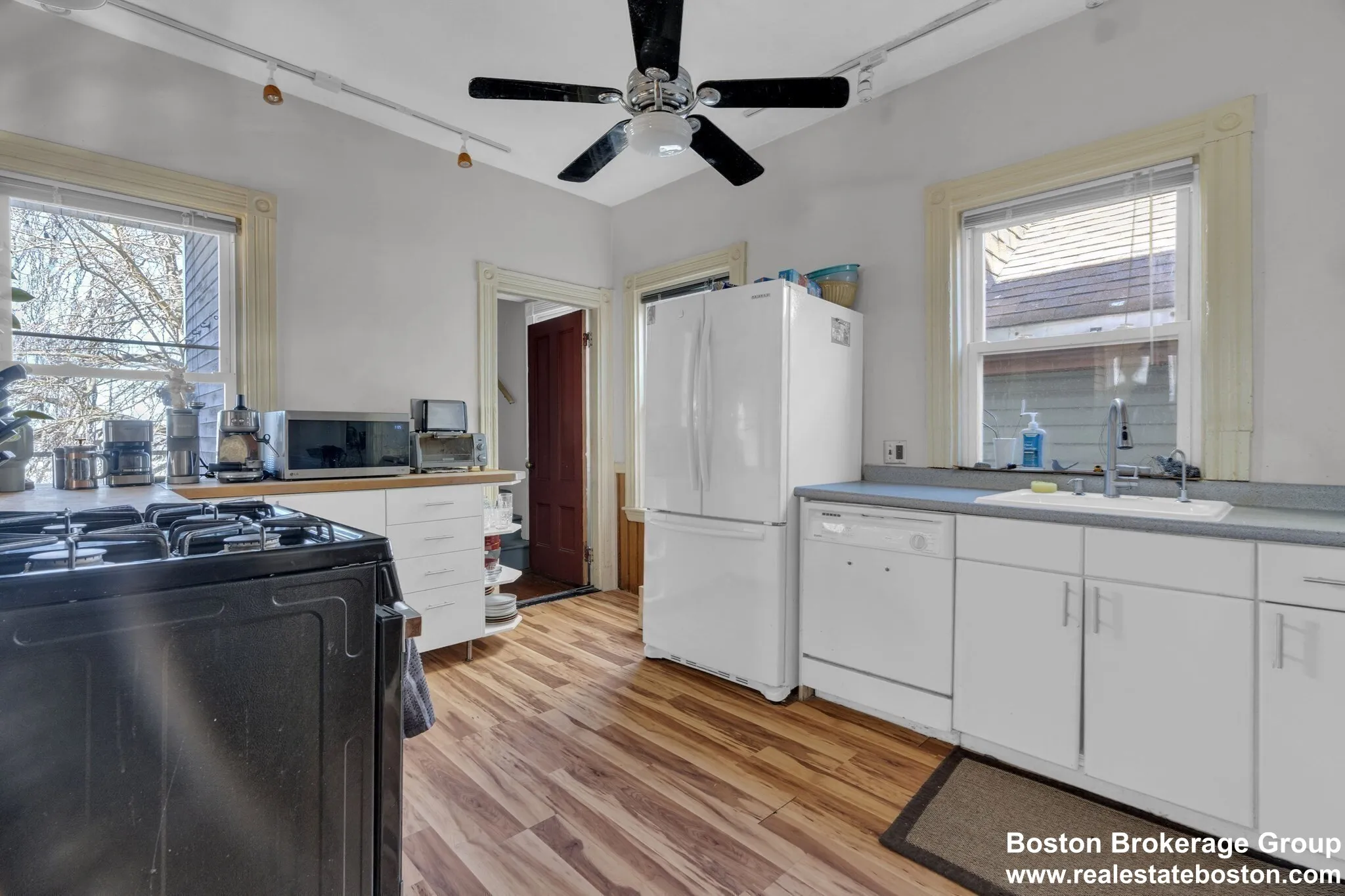 6 bed, 2 bath apartment for rent at 5 Sachem St Unit 3, Mission Hill — photo 3 of 21