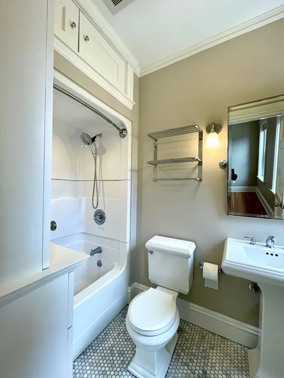 3 bed, 2 bath apartment for rent at 5 Strathmore Rd Unit 3, Brookline — photo 15 of 17