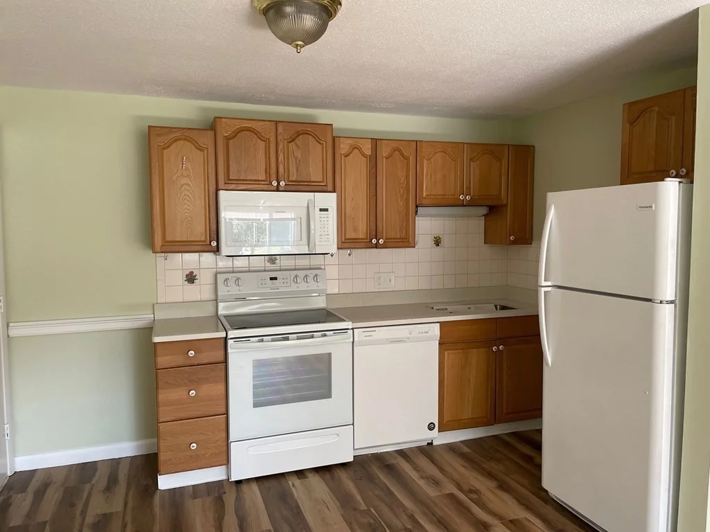 2 bed, 1 bath apartment for rent at 5 Turnpike Rd Unit 122, Townsend — photo 2 of 23