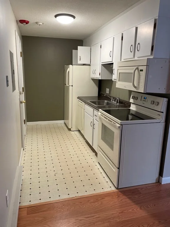 1 bed, 1 bath apartment for rent at 5 Turnpike Unit 224, Townsend — photo 3 of 19