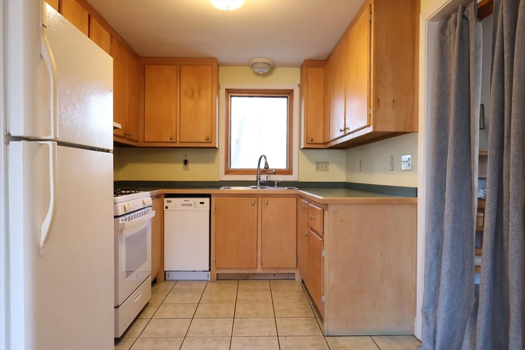 2 bed, 1 bath apartment for rent at 5 Yankee Way Unit 2, Dartmouth — photo 5 of 13