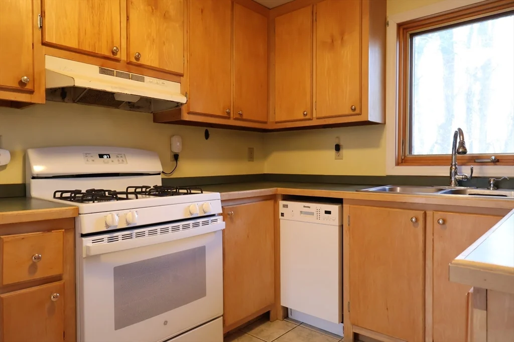 2 bed, 1 bath apartment for rent at 5 Yankee Way Unit 2, Dartmouth — photo 6 of 13