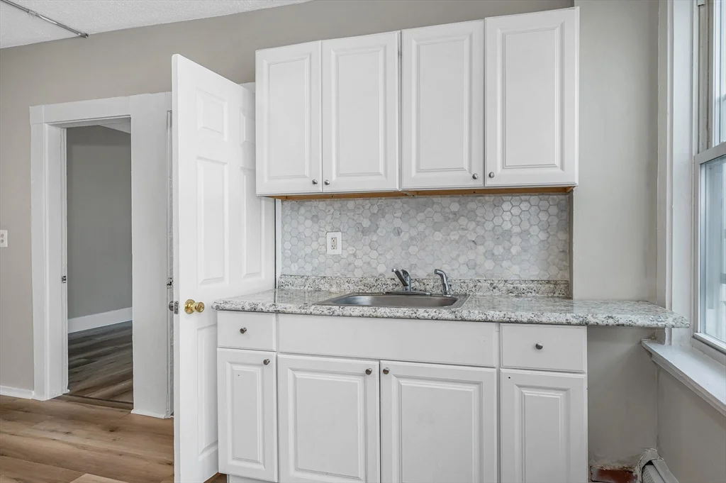 3 bed, 1 bath apartment for rent at 50 1/2 Common St Unit 3, North Lawrence — photo 15 of 20
