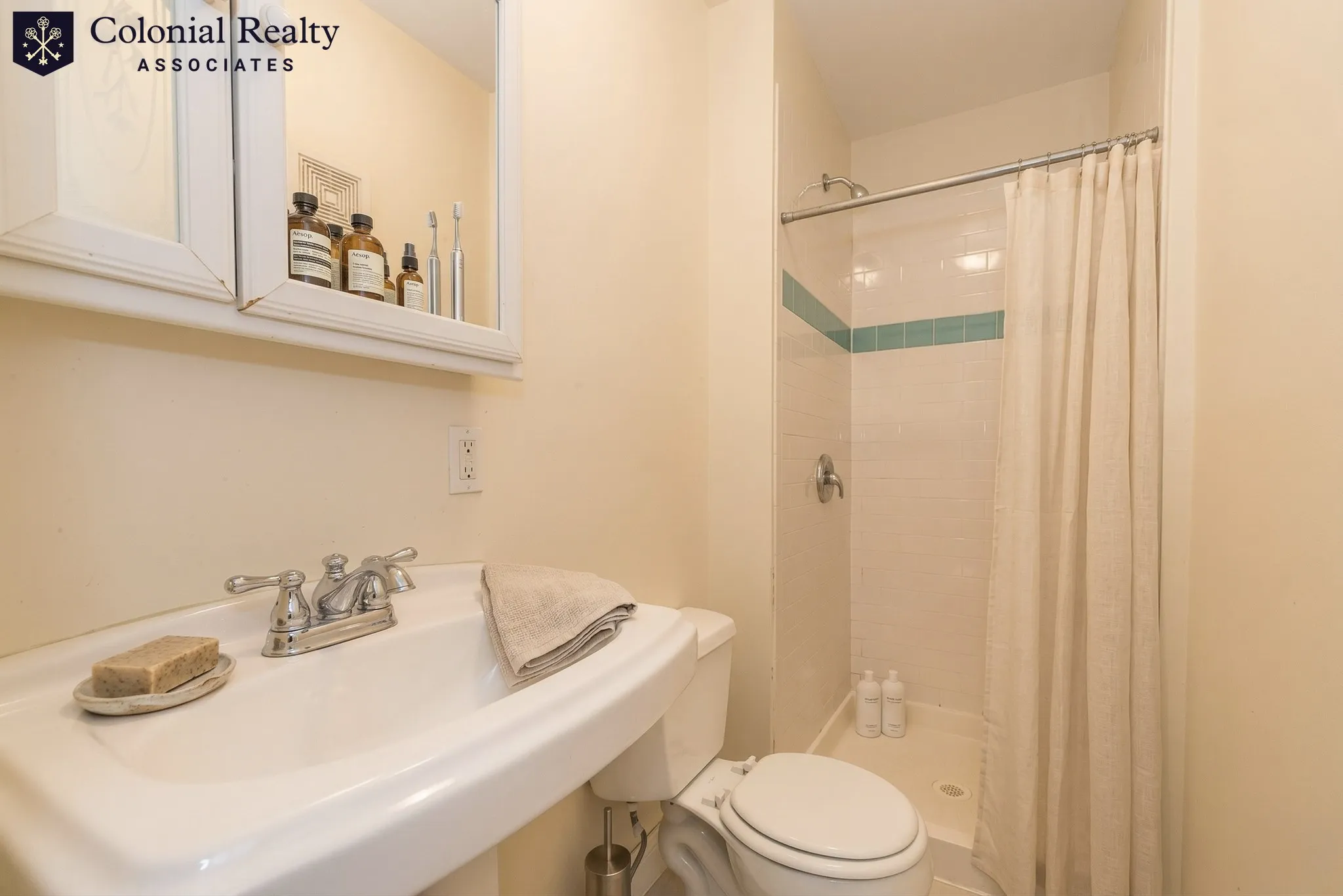 4 bed, 2 bath apartment for rent at 50-52 Hobson St Unit 1, Brighton — photo 3 of 15