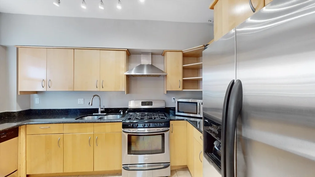 3 bed, 1 bath apartment for rent at 50 Beacon St Unit 1, Union Square — photo 3 of 16