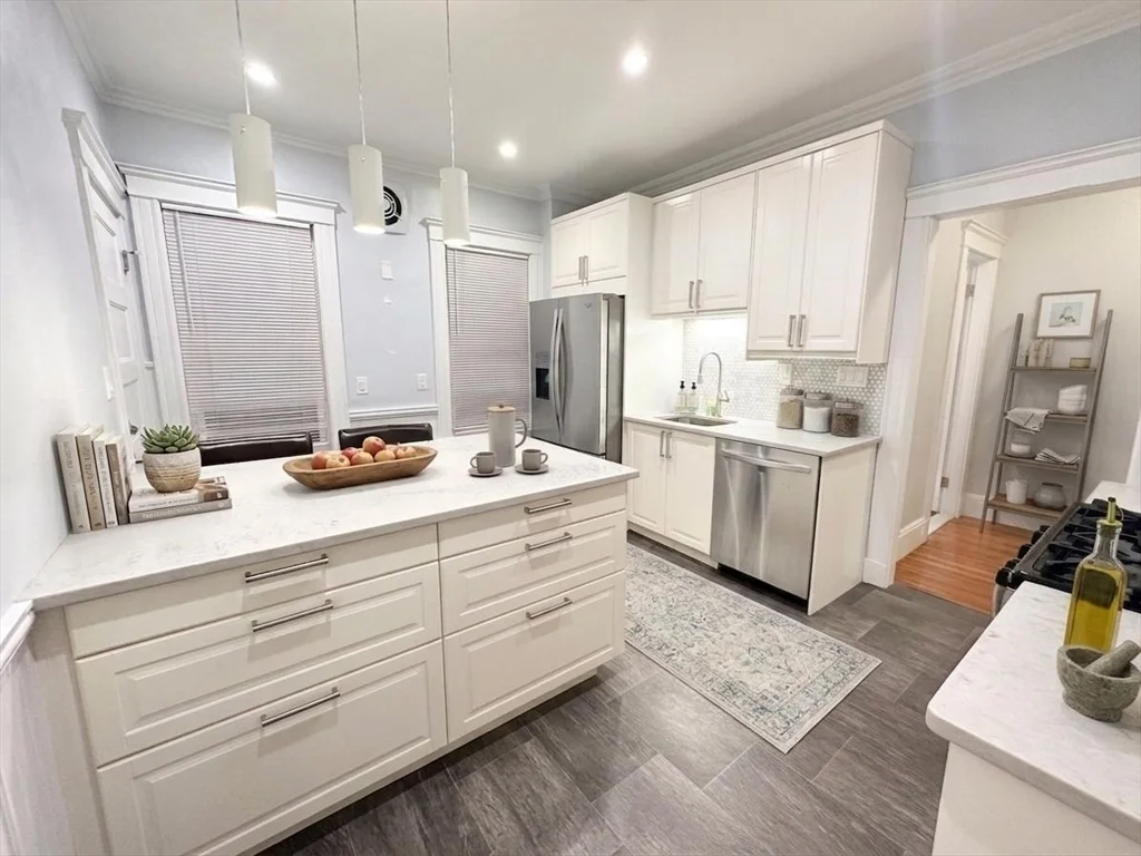 3 bed, 1 bath apartment for rent at 50 Bowdoin St Unit 3, Dorchester — photo 3 of 13