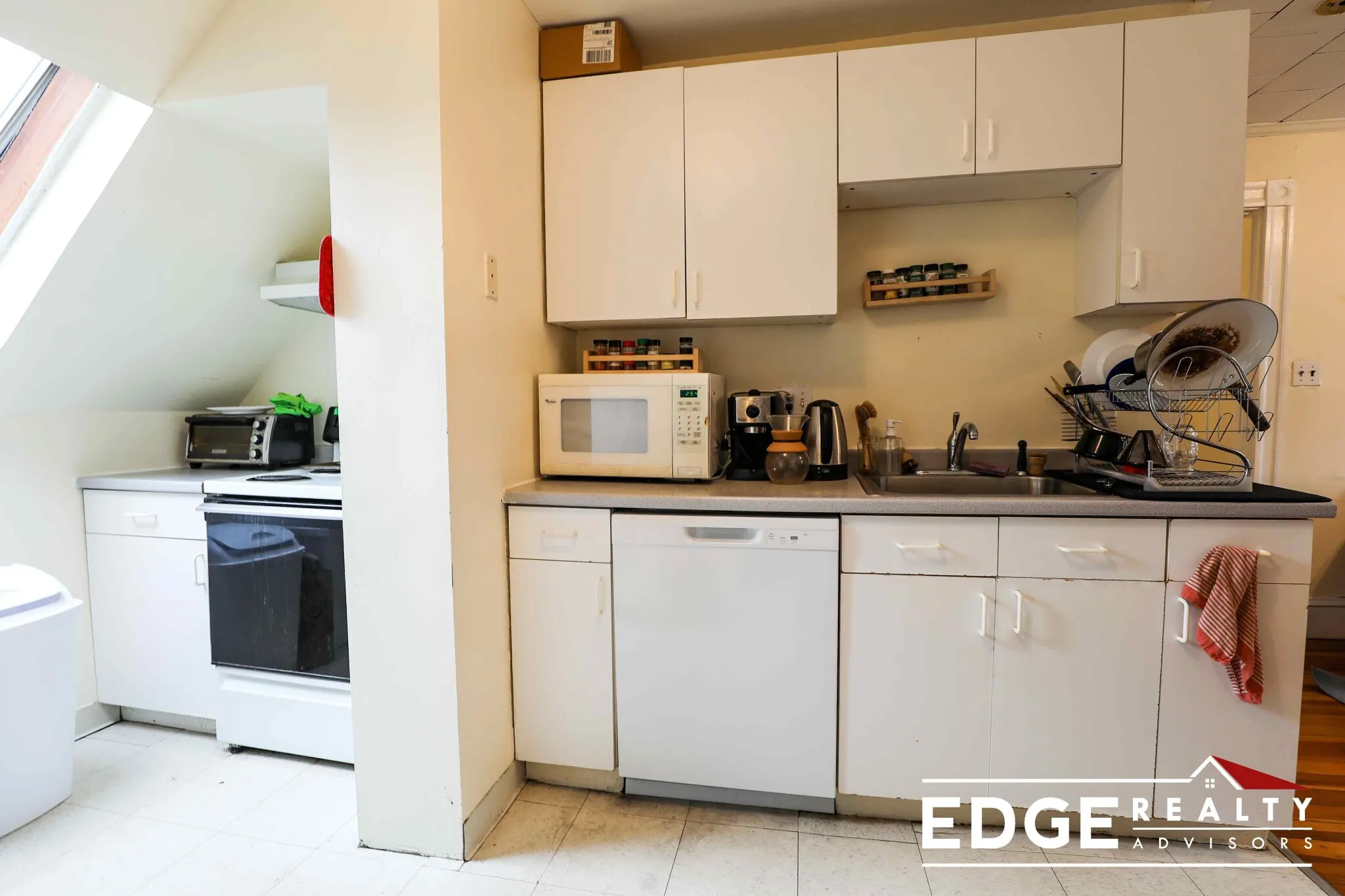 3.5 bed, 1 bath apartment for rent at 50 Brainerd Rd Unit 3, Brighton — photo 3 of 8