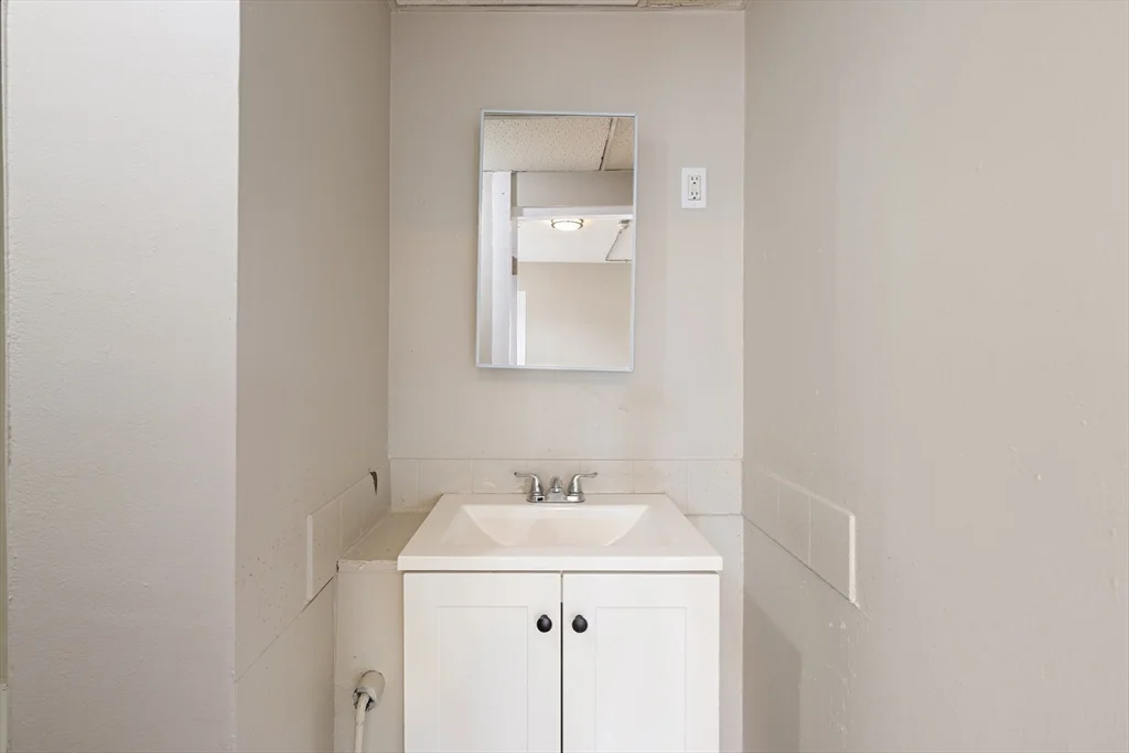 3 bed, 1 bath apartment for rent at 50 Common St Unit 3, North Lawrence — photo 14 of 17