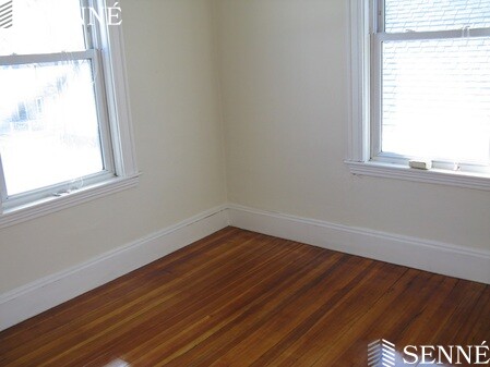 2.5 bed, 1 bath apartment for rent at 50 Dover St Unit 3, North Cambridge — photo 4 of 9