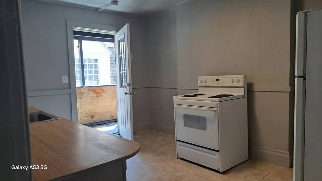 3 bed, 1 bath apartment for rent at 50 Fruit St Unit 2, WPI — photo 6 of 13