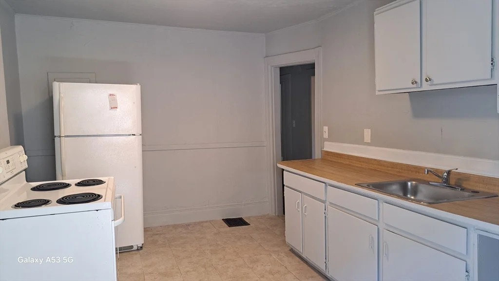 3 bed, 1 bath apartment for rent at 50 Fruit St Unit 2, WPI — photo 5 of 13