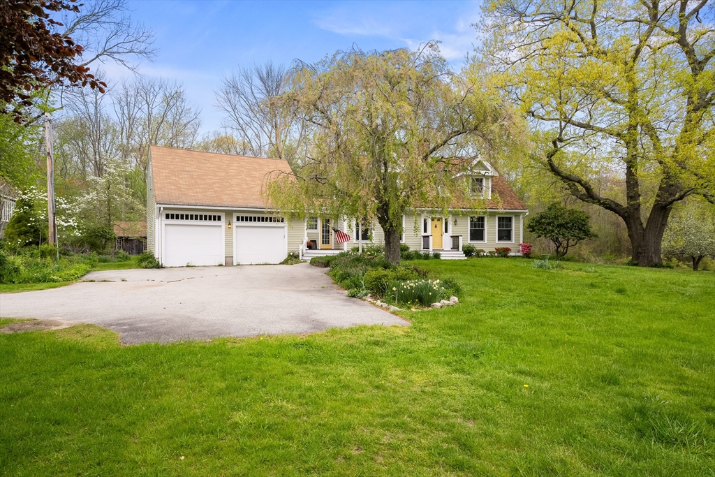 3 bed, 2 bath apartment for rent at 50 Mill Ln, Cohasset — photo 2 of 27