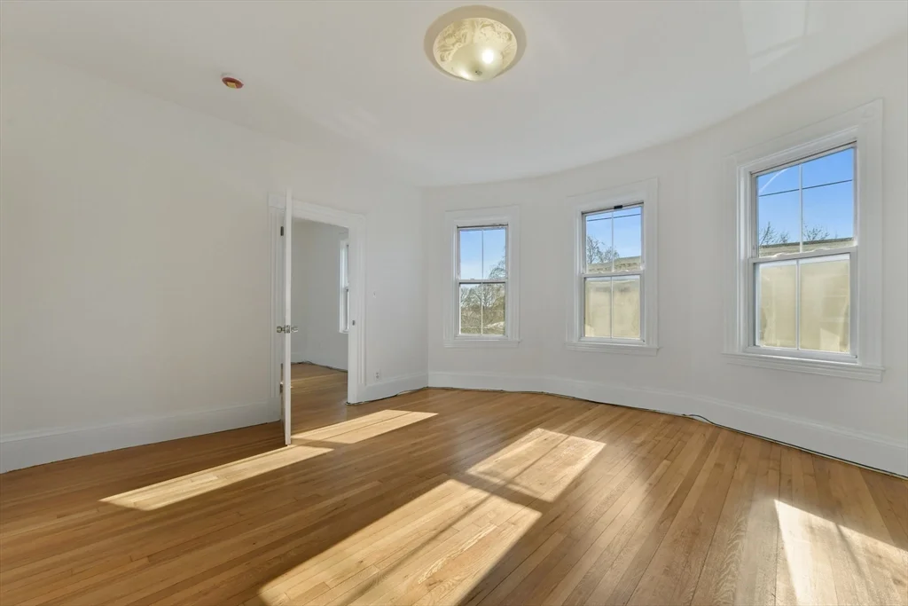 4 bed, 1 bath apartment for rent at 50 Mount Vernon Unit 3, Dorchester — photo 4 of 16
