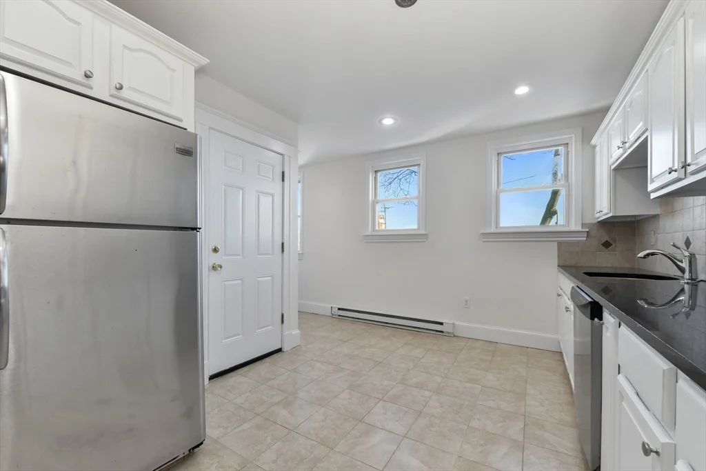 4 bed, 1 bath apartment for rent at 50 Mount Vernon Unit 3, Dorchester — photo 3 of 16
