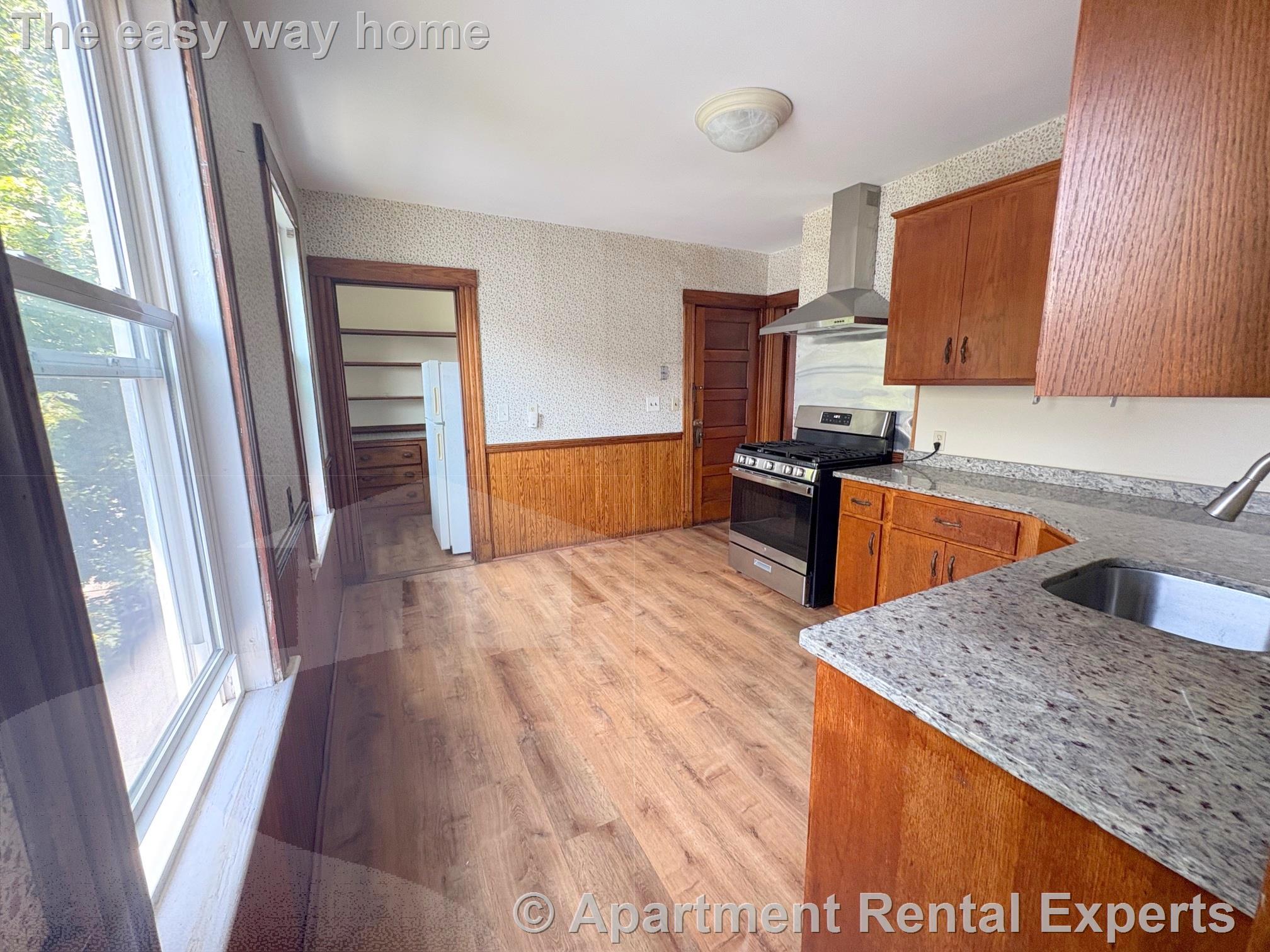 2 bed, 1 bath apartment for rent at 50 Oxford Ave Unit 3, Belmont Line — photo 3 of 17