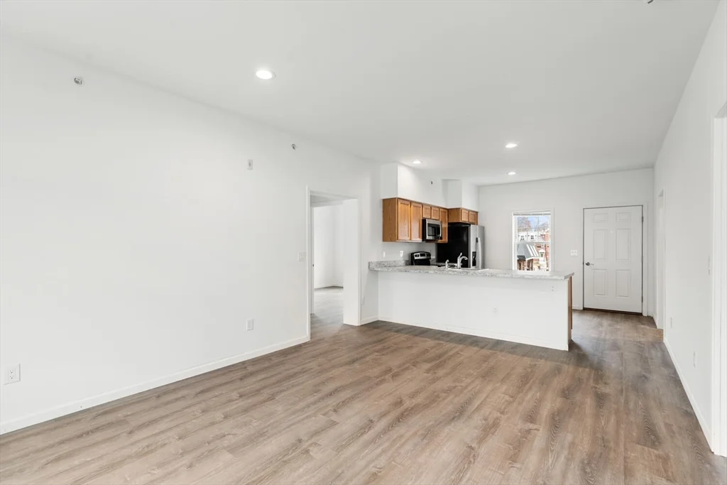 3 bed, 1 bath apartment for rent at 50 R Maplewood Ave Unit 101, Gloucester — photo 8 of 17