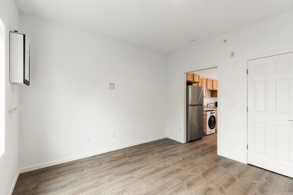 3 bed, 1 bath apartment for rent at 50 R Maplewood Ave Unit 101, Gloucester — photo 3 of 17