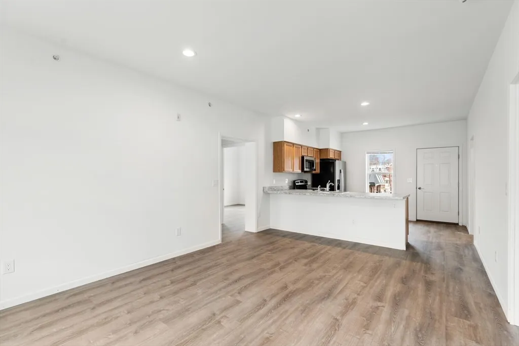 3 bed, 1 bath apartment for rent at 50 R Maplewood Ave Unit 215, Gloucester — photo 7 of 14