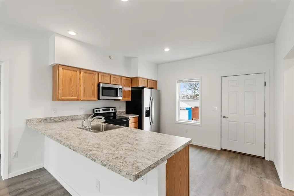 3 bed, 1 bath apartment for rent at 50 R Maplewood Ave Unit 215, Gloucester — photo 3 of 14