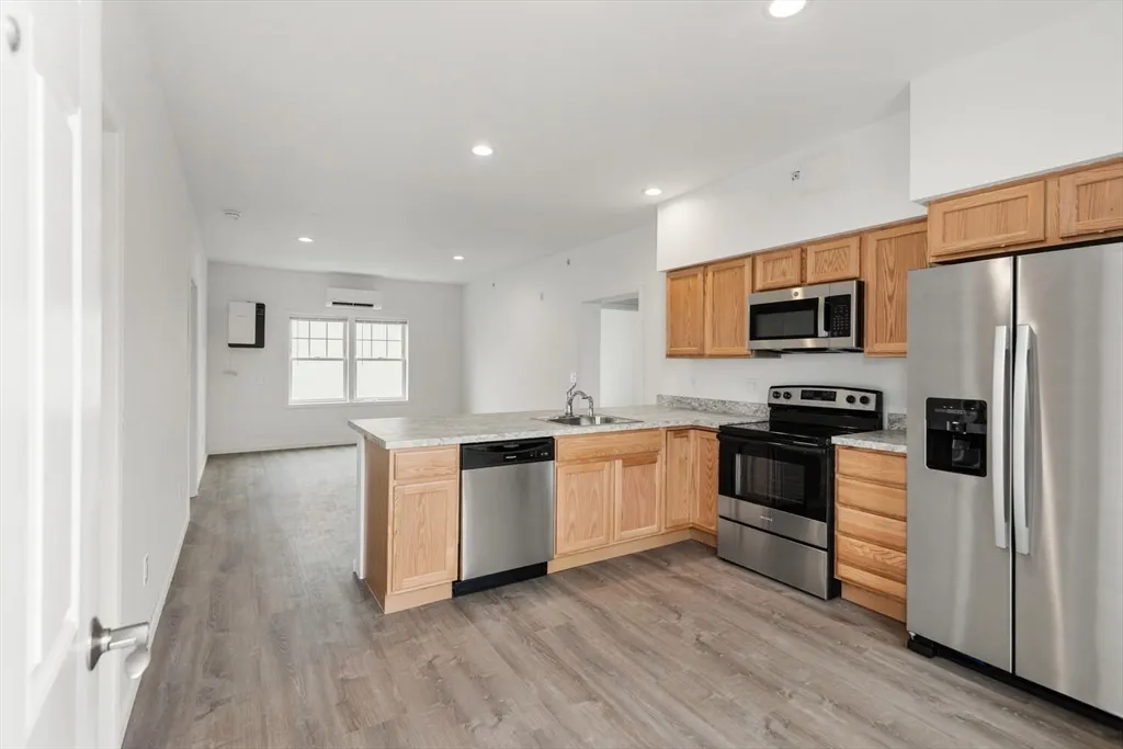 3 bed, 1 bath apartment for rent at 50 R Maplewood Ave Unit 215, Gloucester — photo 2 of 14