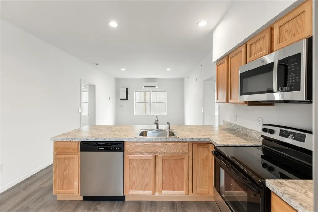 3 bed, 1 bath apartment for rent at 50 R Maplewood Ave Unit 215, Gloucester — photo 4 of 14