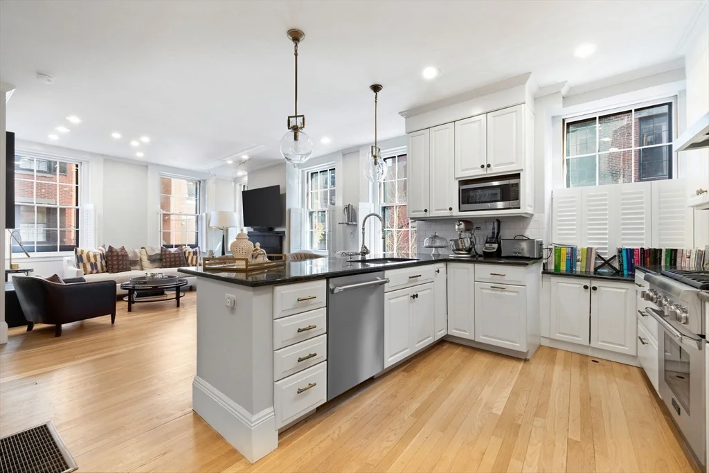 4 bed, 3 bath apartment for rent at 50 River St, Beacon Hill — photo 4 of 39