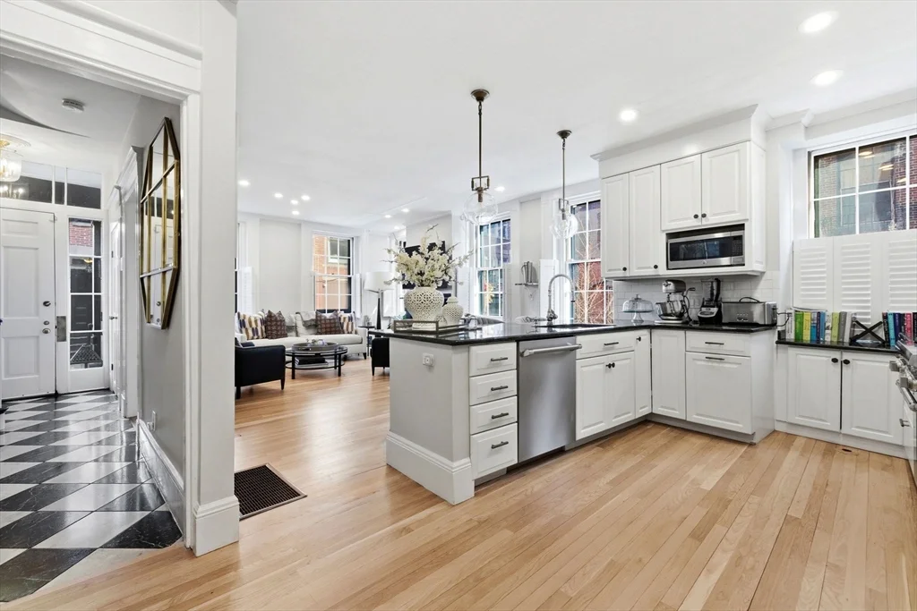 4 bed, 3 bath apartment for rent at 50 River St, Beacon Hill — photo 3 of 39