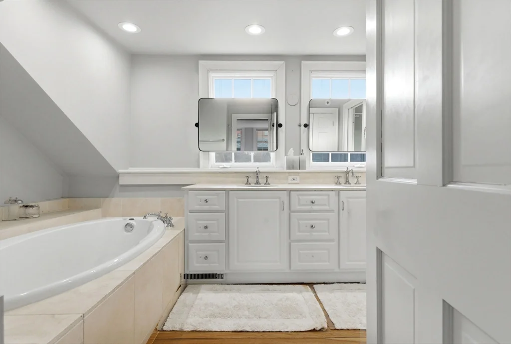 4 bed, 3 bath apartment for rent at 50 River St, Beacon Hill — photo 33 of 39