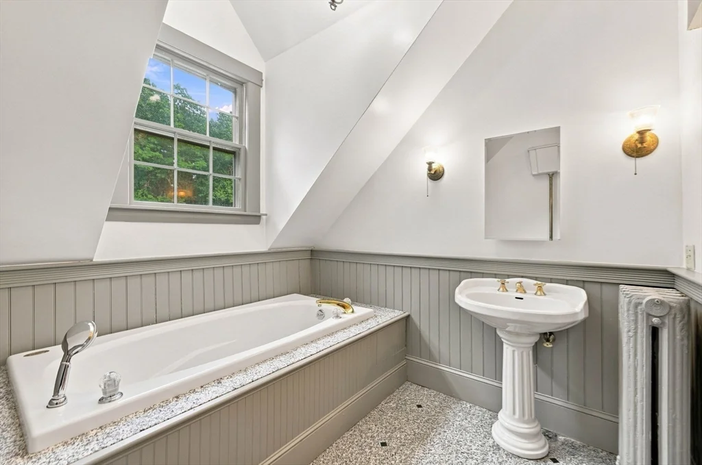4 bed, 2 bath apartment for rent at 50 Rochwood Rd, Norfolk — photo 22 of 38