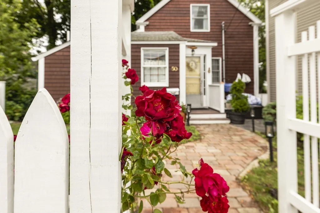 2 bed, 1 bath apartment for rent at 50 Rowland St Unit 1, Marblehead — photo 2 of 29