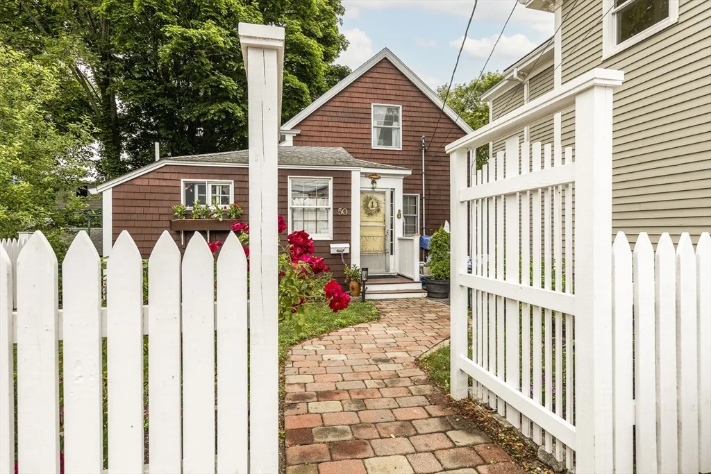 2 bed, 1 bath apartment for rent at 50 Rowland St Unit 1, Marblehead