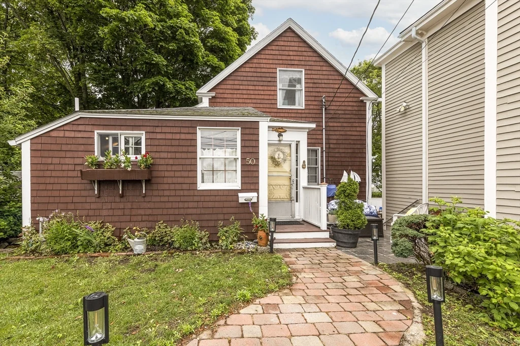 2 bed, 1 bath apartment for rent at 50 Rowland St Unit 1, Marblehead — photo 3 of 29