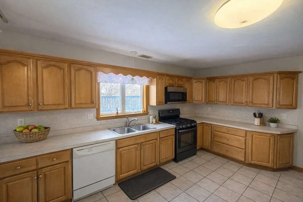 2 bed, 1 bath apartment for rent at 50 School St Unit 2nd FL R, Hudson — photo 3 of 17