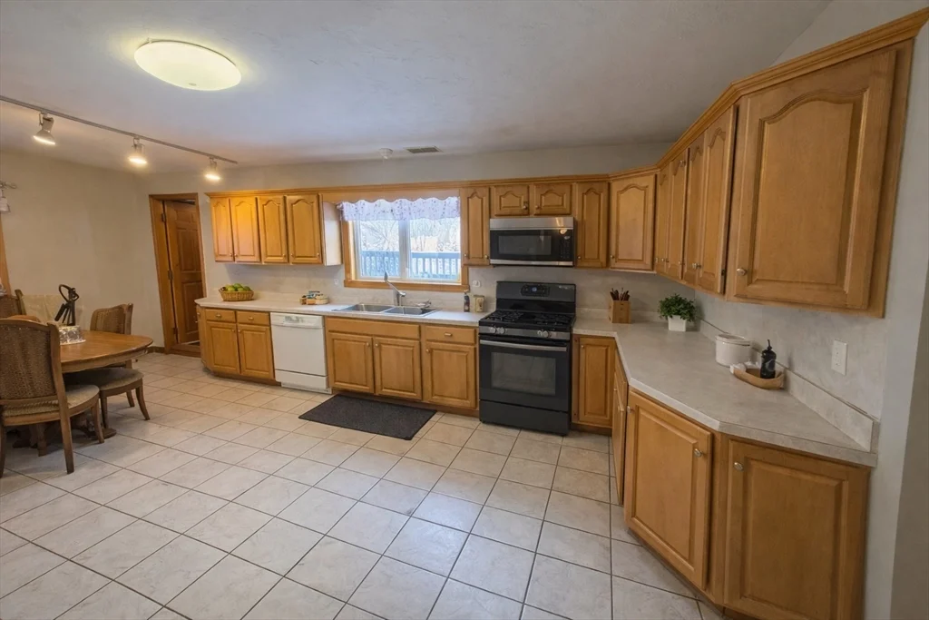 2 bed, 1 bath apartment for rent at 50 School St Unit 2nd FL R, Hudson — photo 4 of 17