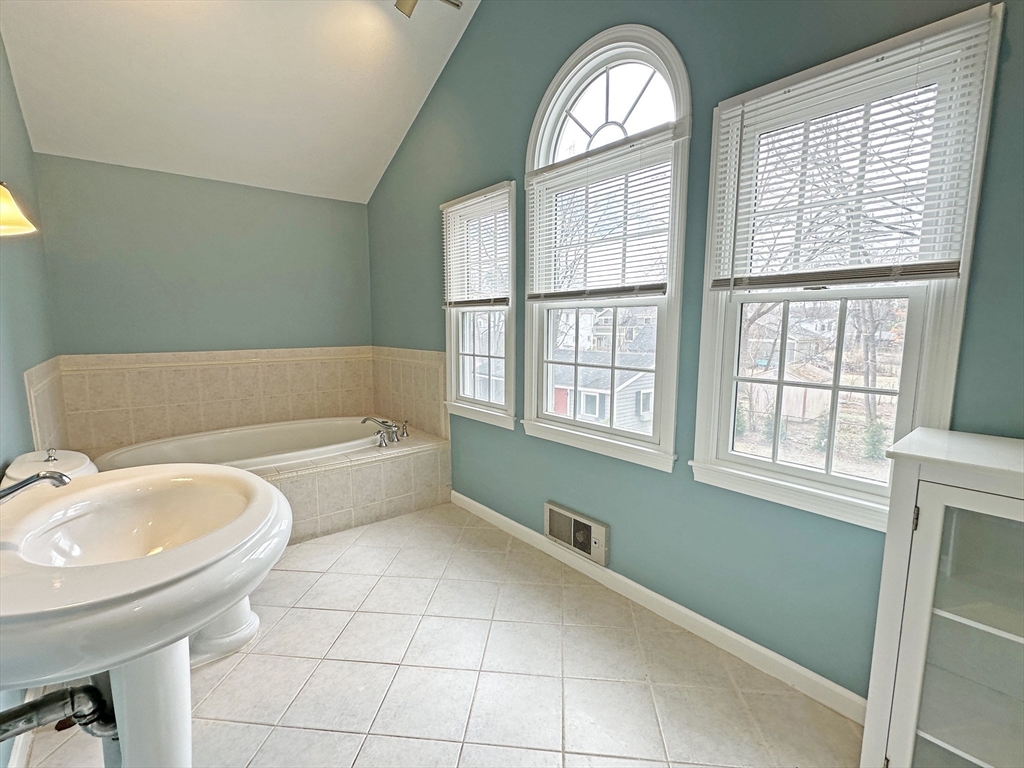 4 bed, 2 bath apartment for rent at 50 Staniford St, Auburndale — photo 16 of 24