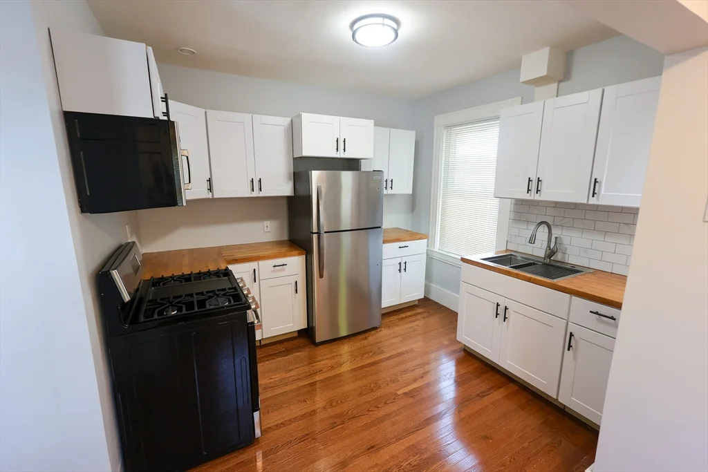4 bed, 1 bath apartment for rent at 50 Thatcher St Unit 2, Hyde Park — photo 2 of 22