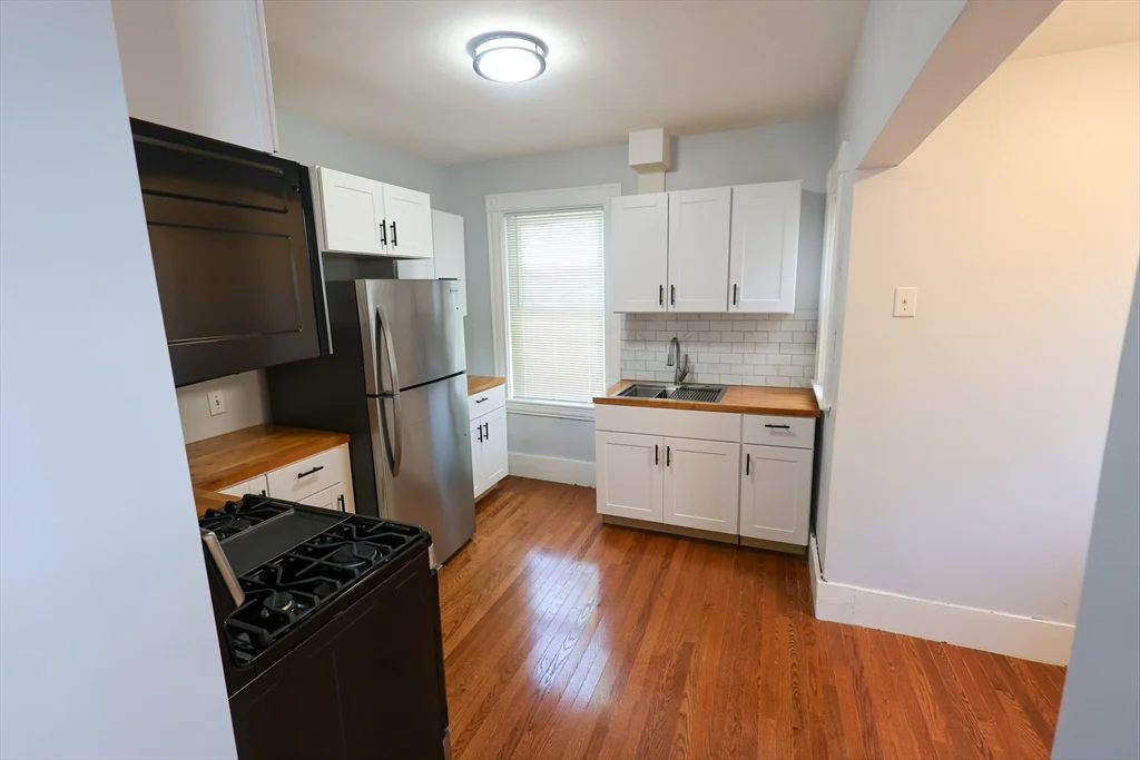 4 bed, 1 bath apartment for rent at 50 Thatcher St Unit 2, Hyde Park — photo 4 of 22