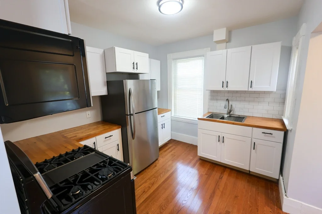 4 bed, 1 bath apartment for rent at 50 Thatcher St Unit 2, Hyde Park — photo 3 of 22