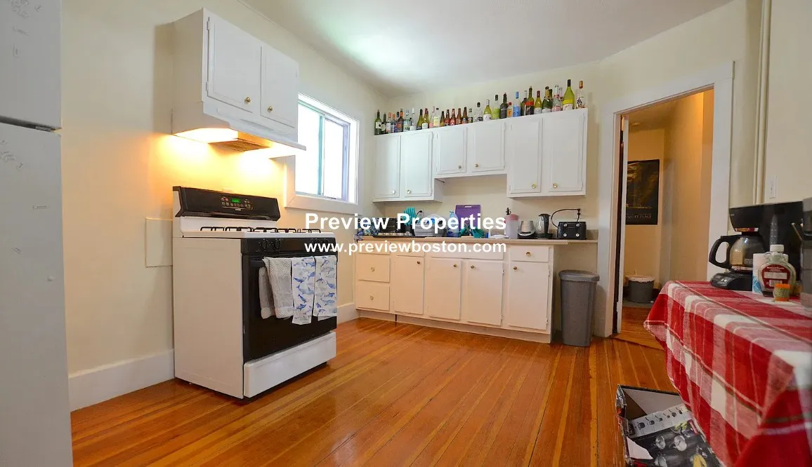 3 bed, 1 bath apartment for rent at 50 Tremont St Unit 1P, Oak Square