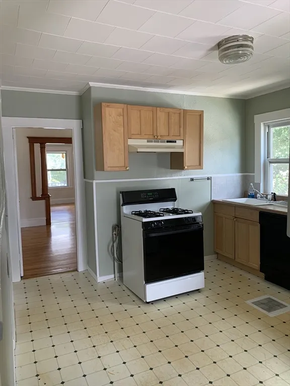 2 bed, 1 bath apartment for rent at 50 Windsor Rd Unit 1, South Medford — photo 2 of 42