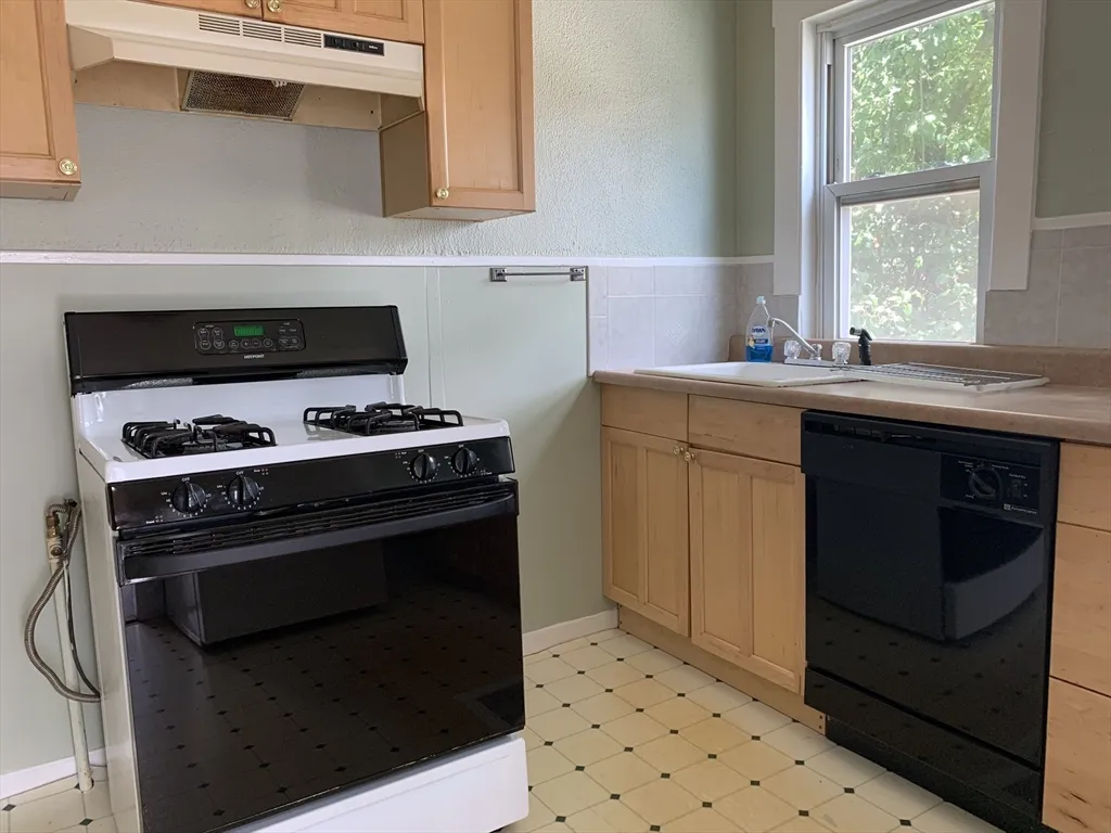 2 bed, 1 bath apartment for rent at 50 Windsor Rd Unit 1, South Medford — photo 3 of 42