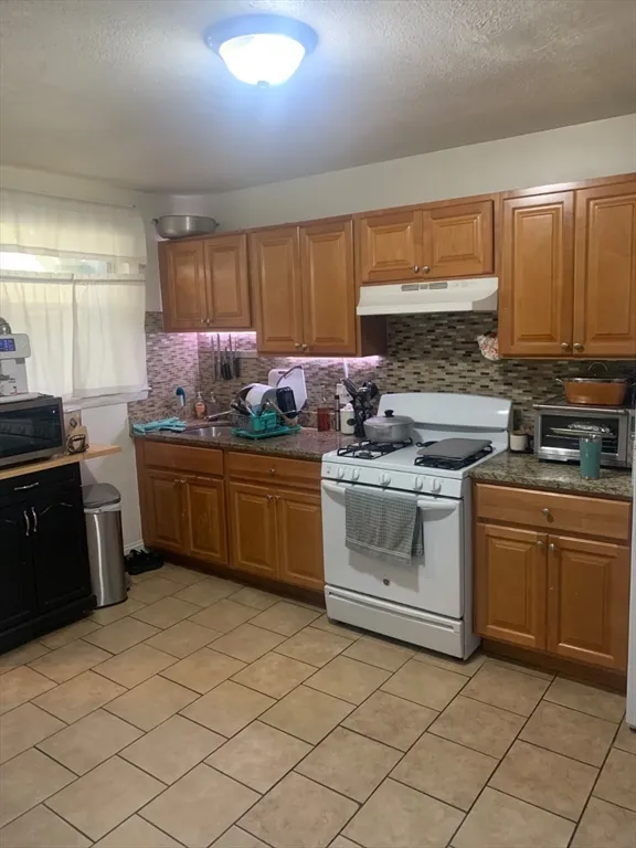 2 bed, 1 bath apartment for rent at 500 Beach St Unit 10, Revere — photo 2 of 9