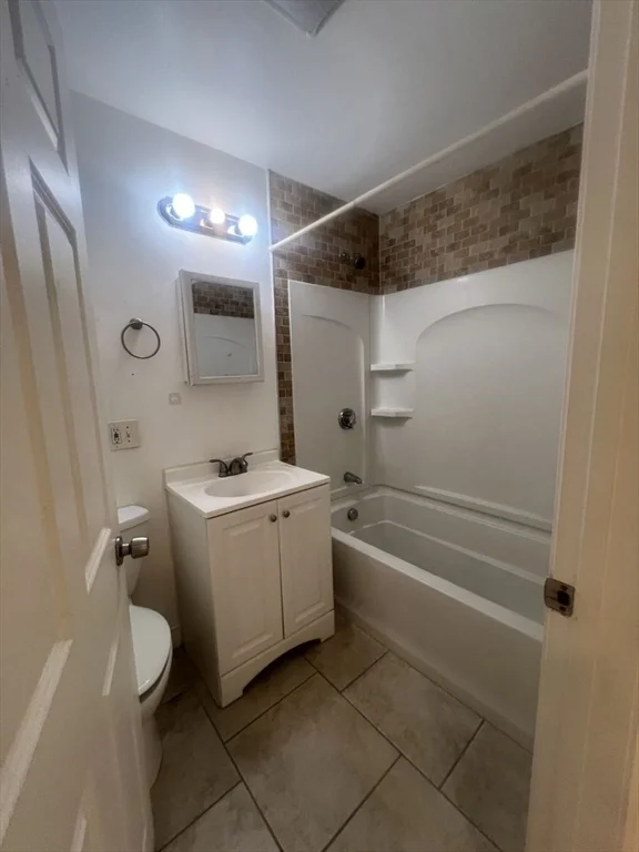 3 bed, 1 bath apartment for rent at 500 Beach St Unit 6, Revere — photo 4 of 5