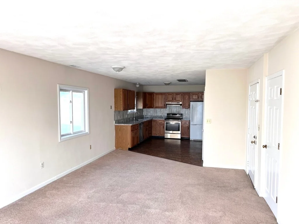 3 bed, 2 bath apartment for rent at 501 Shirley St Unit right, Winthrop — photo 3 of 12
