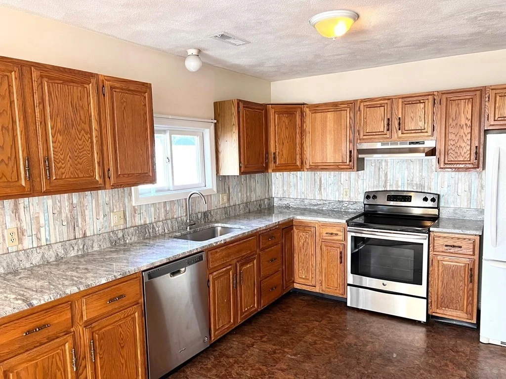 3 bed, 2 bath apartment for rent at 501 Shirley St Unit right, Winthrop — photo 4 of 12