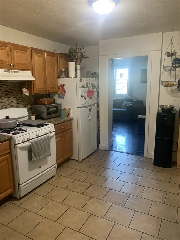 2 bed, 1 bath apartment for rent at 502 Beach St Unit 2, Revere — photo 4 of 12
